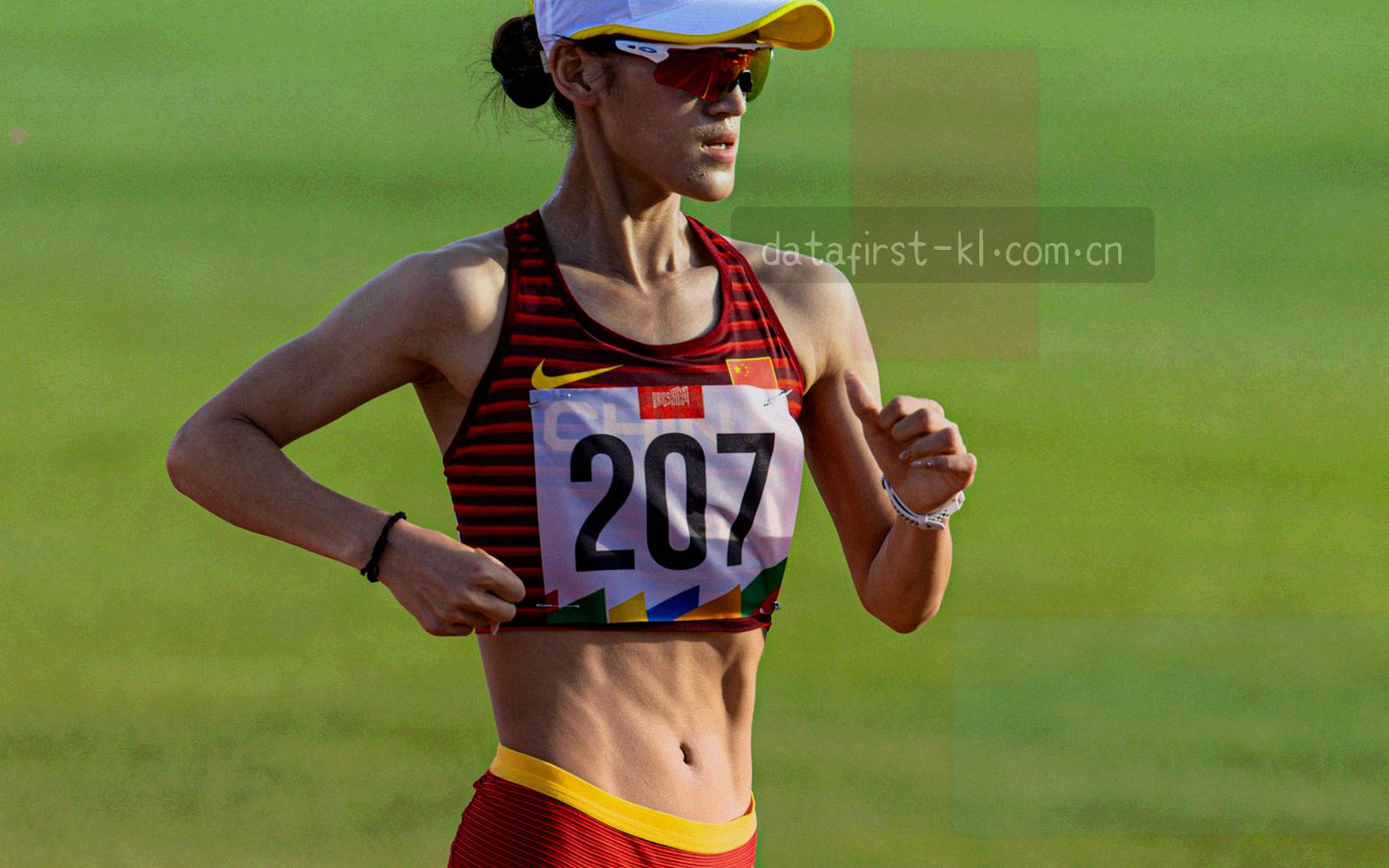 深墨蓝数据仪表盘界面，荧光青高亮联赛筛选与时间刻度，画面不含人物