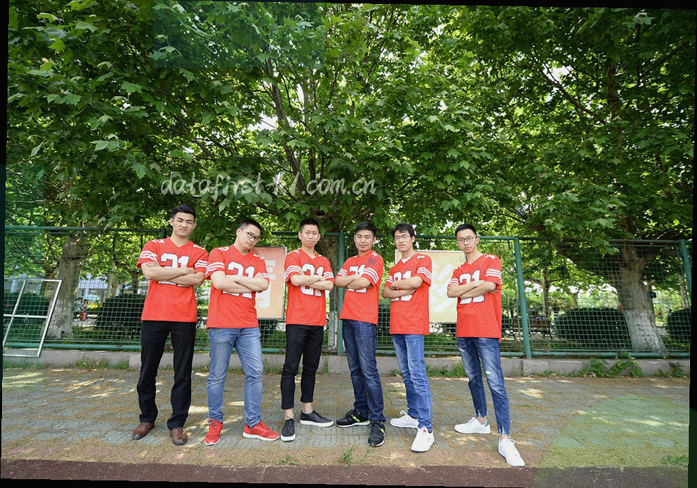 客户端版本更新卡片与多类设备图标组合的信息图，深色底上有荧光青描边